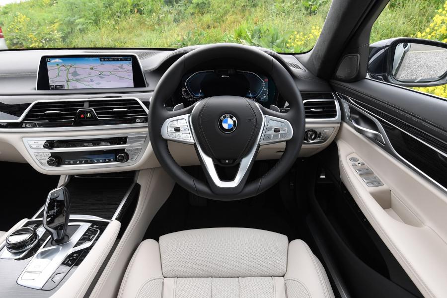 Торпедо BMW 745Le xDrive (G12) 2019 года  (UK) (фото 7 из 26)